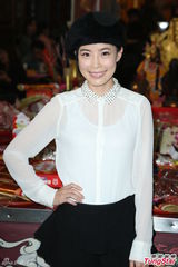 组图：李康宜拜神求票房 爱情长跑结婚顺其自然