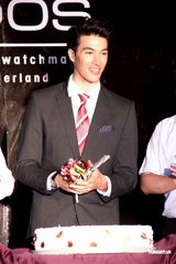 组图：锦荣代言腕表抢金 “好朋友”陪过28岁生日