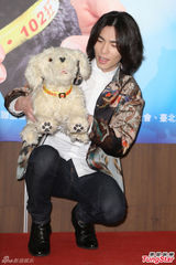 组图：萧敬腾爱动物成痴 却传怒吼经纪人发泄