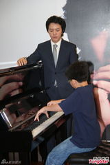 组图：李云迪香港亮相 拒做访问避谈摸臀事件