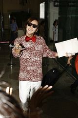 高清组图：张根硕赴日巡演亮相机场忙卖萌