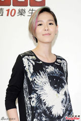 组图：张悬短发炫彩亮相 呼吁大家伸出援手