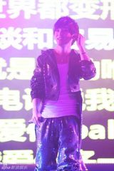 组图：快男杭州欢唱会火爆开唱 兄弟情感动全场