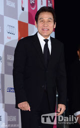 高清图：韩青龙奖金惠秀爆乳 女星裸露全身纹身