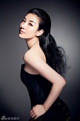 组图：黄奕拍摄时尚写真 低胸礼服冷艳高贵