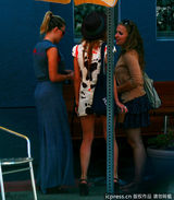 组图：斯嘉丽-约翰逊紧身长裙秀凹凸身材