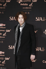 独家高清：GD获年度时尚大奖 李钟硕等亮相红毯