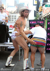 组图：美国内衣节街头狂欢 阿曼达妮可裸上身