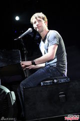 组图：詹姆斯布朗特香港开唱赞港人唱K厉害