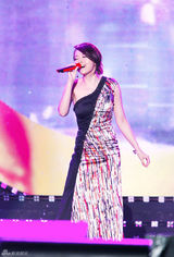 组图：张靓颖亚洲音乐节获杰出艺人奖 劲歌闪耀首尔