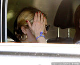 组图：德鲁-巴里摩尔挺大肚躲狗仔 竖中指发泄不满