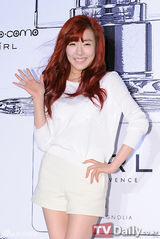 组图：少女时代EXO-K携手亮相香水新品问世会