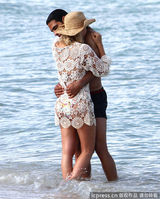 组图：球星法尔考海中爱抚娇妻 舔肚脐极度高调