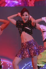 组图：江若琳个唱换多款性感装 与男伴贴身热舞