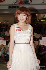 组图：刘谦女友李蕴签售写真 不会因其放弃性感造型