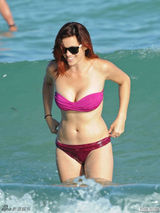 组图：杰西卡比基尼海滩嬉戏 S身材展熟女魅力