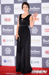 组图：朴信惠黑色V字裙亮相性感秀美乳