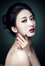 高清图：郭珍霓拍圣诞大片裸背妆凸显曲线诱惑