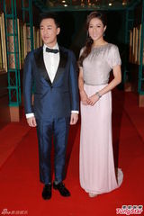 组图：港姐决赛钟嘉欣素雅长裙携手林峰亮相