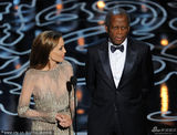 组图：安吉丽娜-朱莉与西德尼-波蒂埃开奖