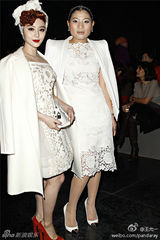 组图：范冰冰亮相巴黎时装周 白衣红唇装扮复古