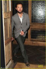 组图：裘德-洛络腮胡形象现身 装扮绅士型男