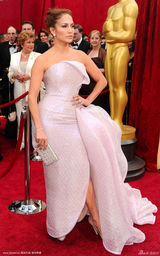 高清组图：奥斯卡红毯 詹妮弗-洛佩兹别致礼服亮相