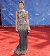 高清组图：艾美奖红毯 玛丽亚-曼努诺斯秀美背