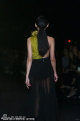 组图：张柏芝薄纱装爆奶走秀 T台姿态性感迷人