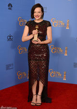 组图：伊丽莎白-莫斯获金球奖迷你剧最佳女主角