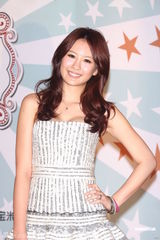 组图：天心黑色深V礼服性感出席记者会