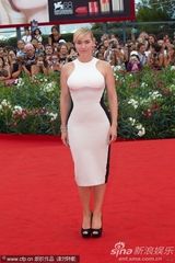 组图：《欲海情魔》首映 温丝莱特裙装贴身玲珑有致