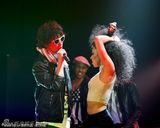 组图：赤西仁婚后复出洛杉矶开唱 拥辣妹性感热舞