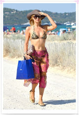 组图：帕丽斯-希尔顿豹纹比基尼现身海边