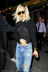 高清组图：蕾哈娜透视装出街 爆乳凸点不惧走光