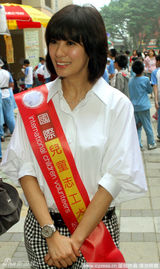 幻灯图：贾静雯母亲节两地奔波探望孤儿 洒泪现场 