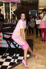 组图：林嘉绮霹雳娇妻装扮抢眼 与老公尚在蜜月期