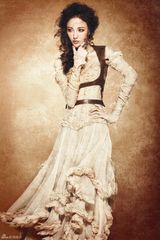 组图：刘雨欣复古写真女王范气场十足