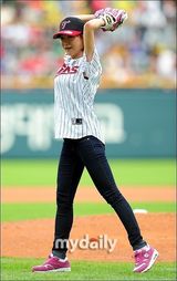 组图：韩女星申素律担任棒球比赛开球嘉宾