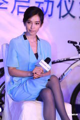 组图：李冰冰薄纱短裙现身活动严防走光