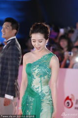 组图：刘诗诗裸肩绿裙亮相白玉兰红毯 青春活泼