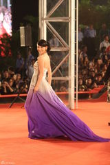 高清组图：贾青亮相上海电影节 高贵典雅现身红毯