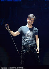组图：汪峰开唱全场高呼章子怡 自嘲上头条扯淡