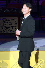 幻灯：黎明现身《泰山》演出 曾志伟主持认真严肃