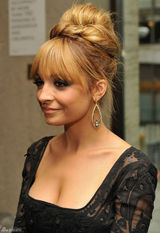 组图：妮可-里奇黑裙亮相复古优雅