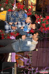 组图：郭富城享受秀肌肉 单身圣诞节与妈妈度过