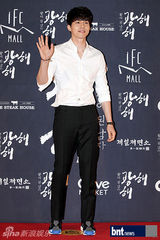 组图：李秉宪韩孝珠等亮相《光海》红毯秀