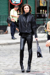 幻灯图集：米兰达-可儿拍广告 手牵蓝气球招摇过市