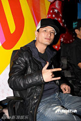 幻灯：郑秀文含羞与许志安深情对唱