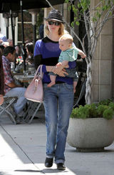 高清图：辣妈詹纽瑞-琼斯街拍 透视上衣搭潮包